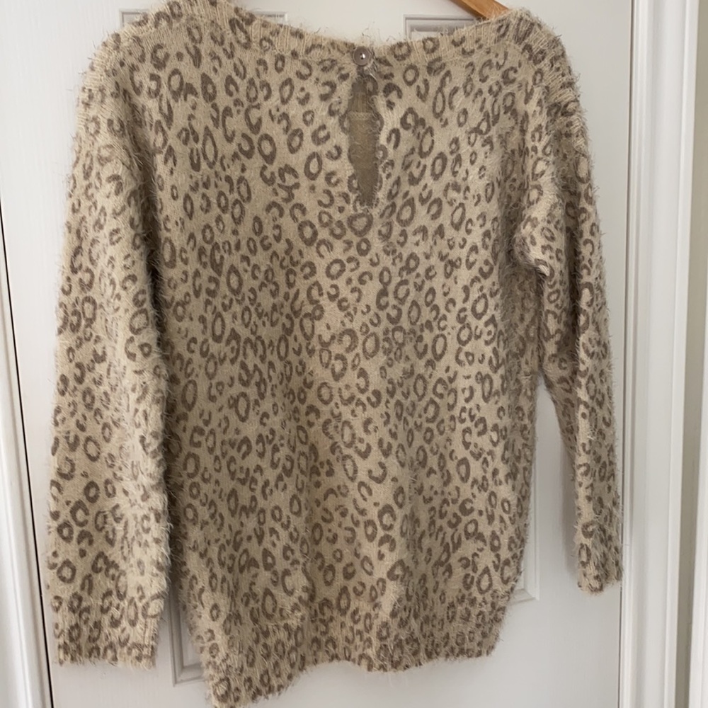 Piperlime leopard sweater with keyhole back - Picture 2 of 4